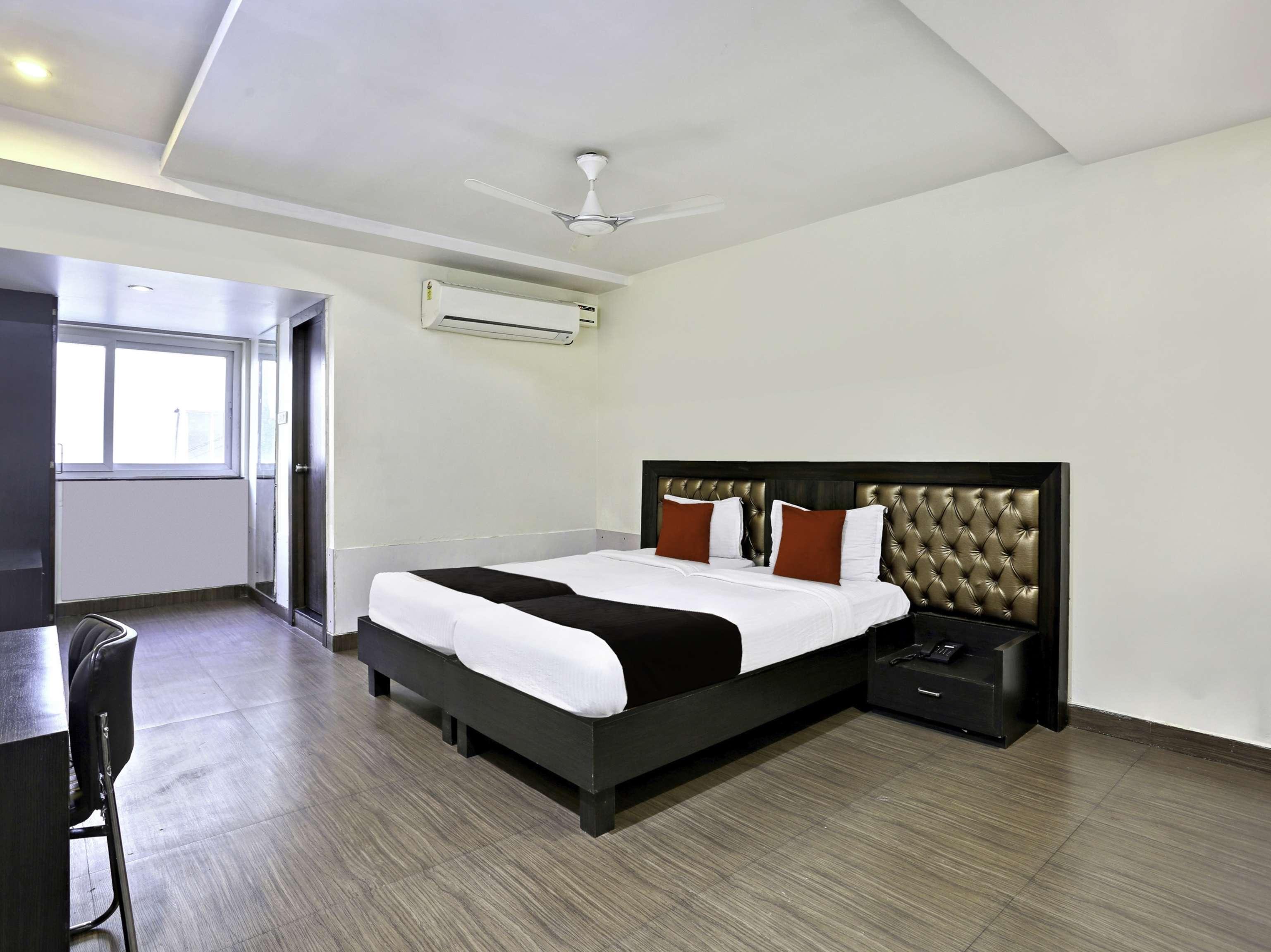 Townhouse Halcyon Deccan Inn Near Shilparamam Kondapur  Екстериор снимка