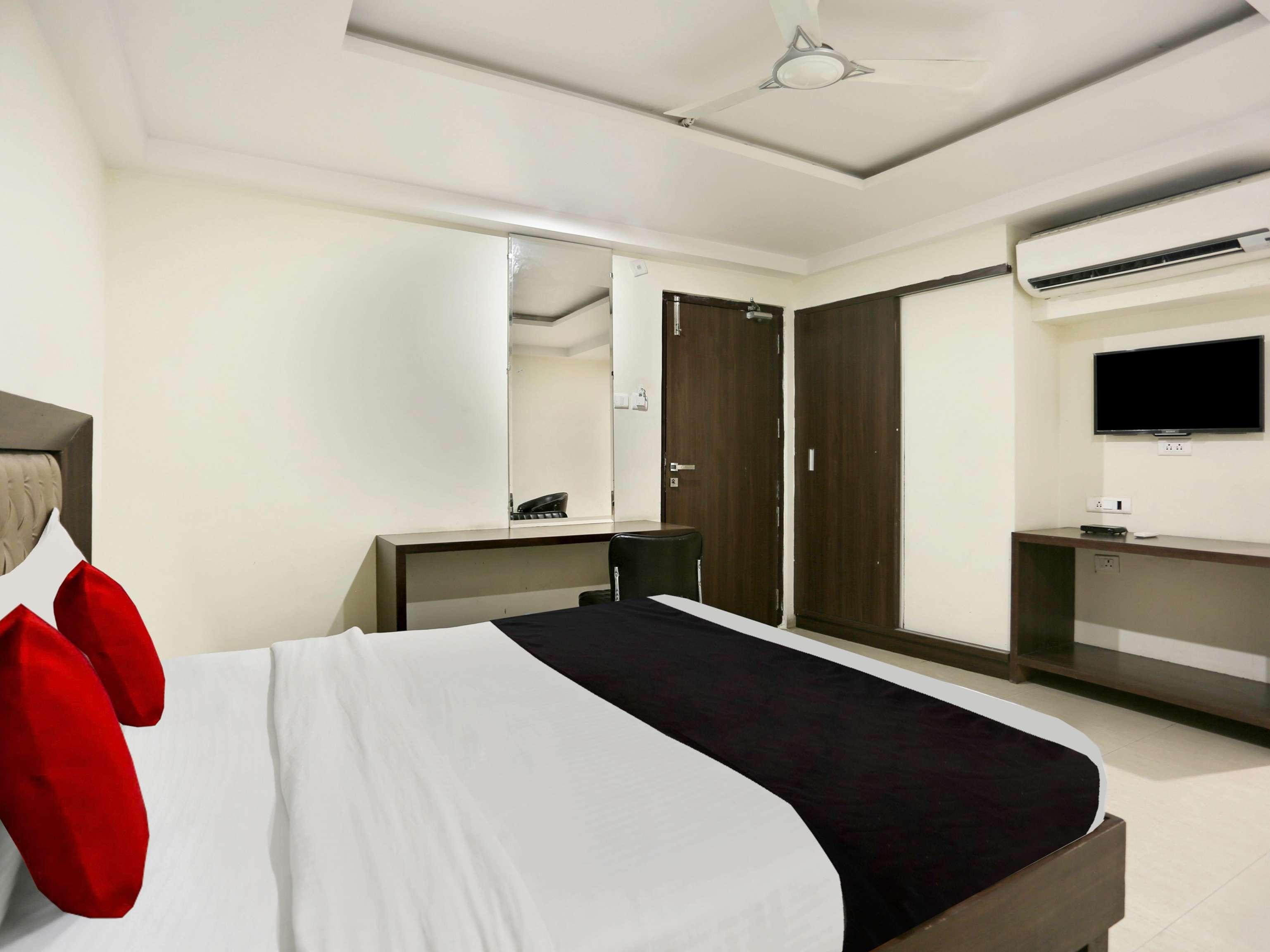 Townhouse Halcyon Deccan Inn Near Shilparamam Kondapur  Екстериор снимка
