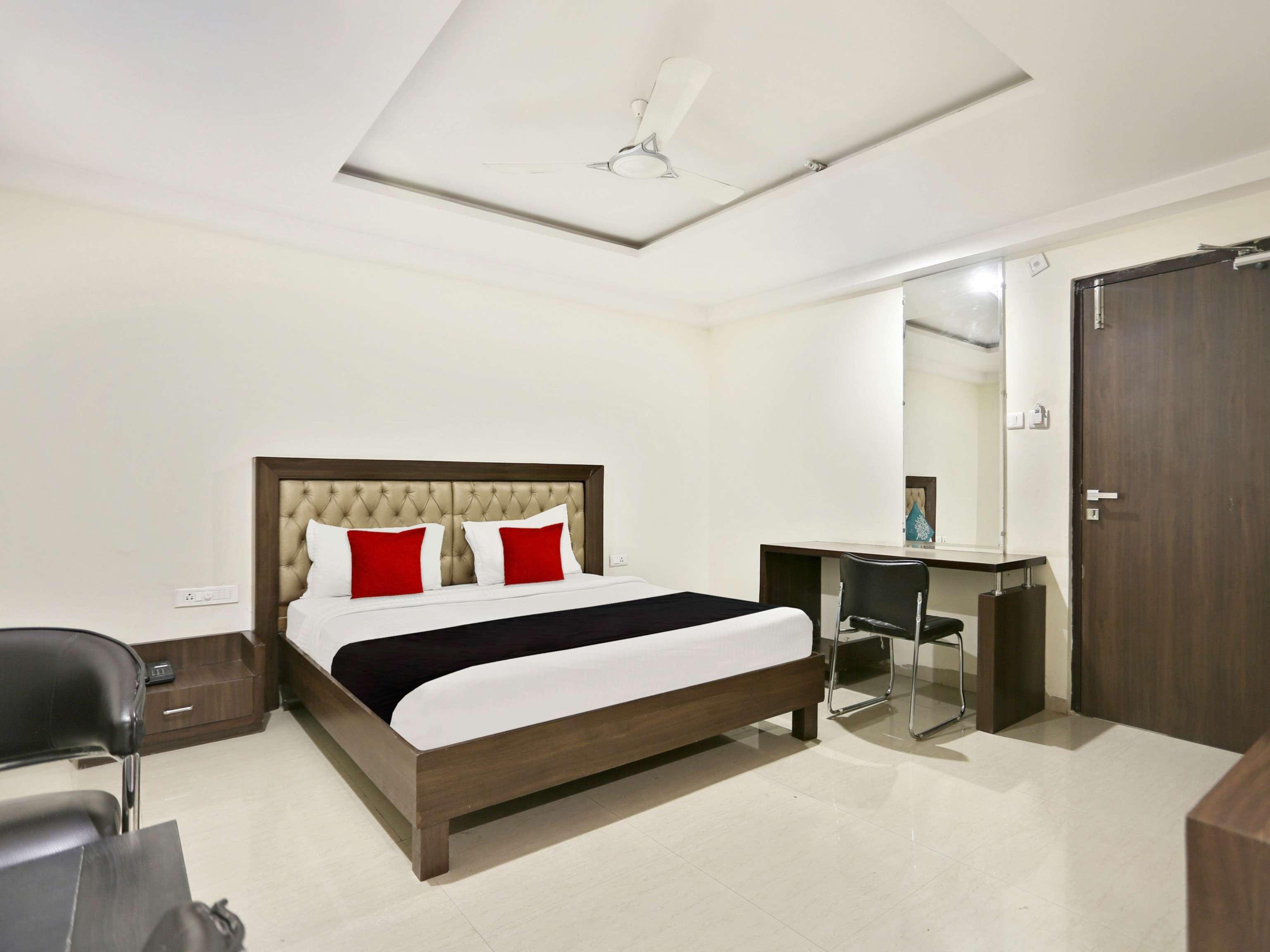 Townhouse Halcyon Deccan Inn Near Shilparamam Kondapur  Екстериор снимка