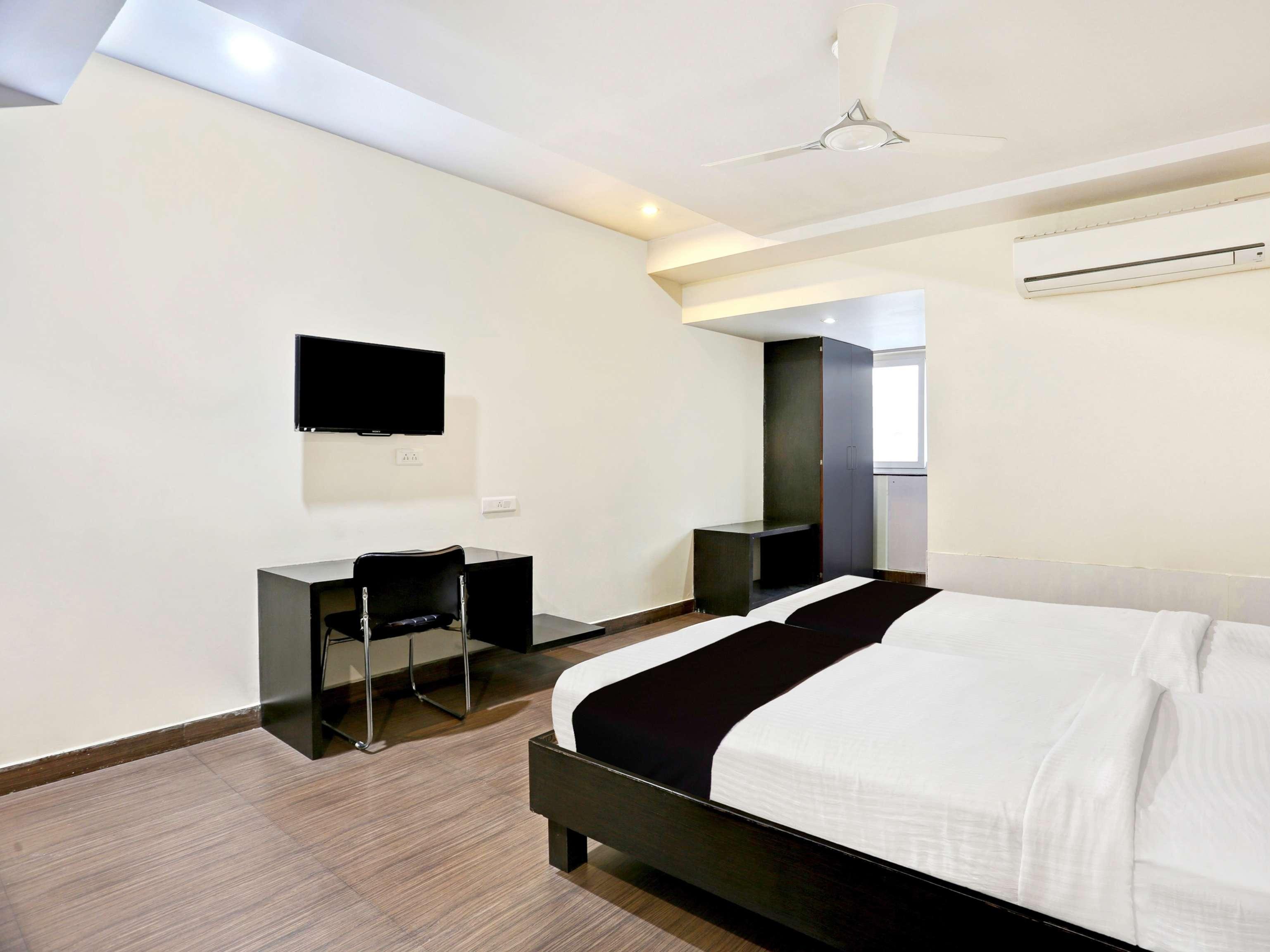 Townhouse Halcyon Deccan Inn Near Shilparamam Kondapur  Екстериор снимка