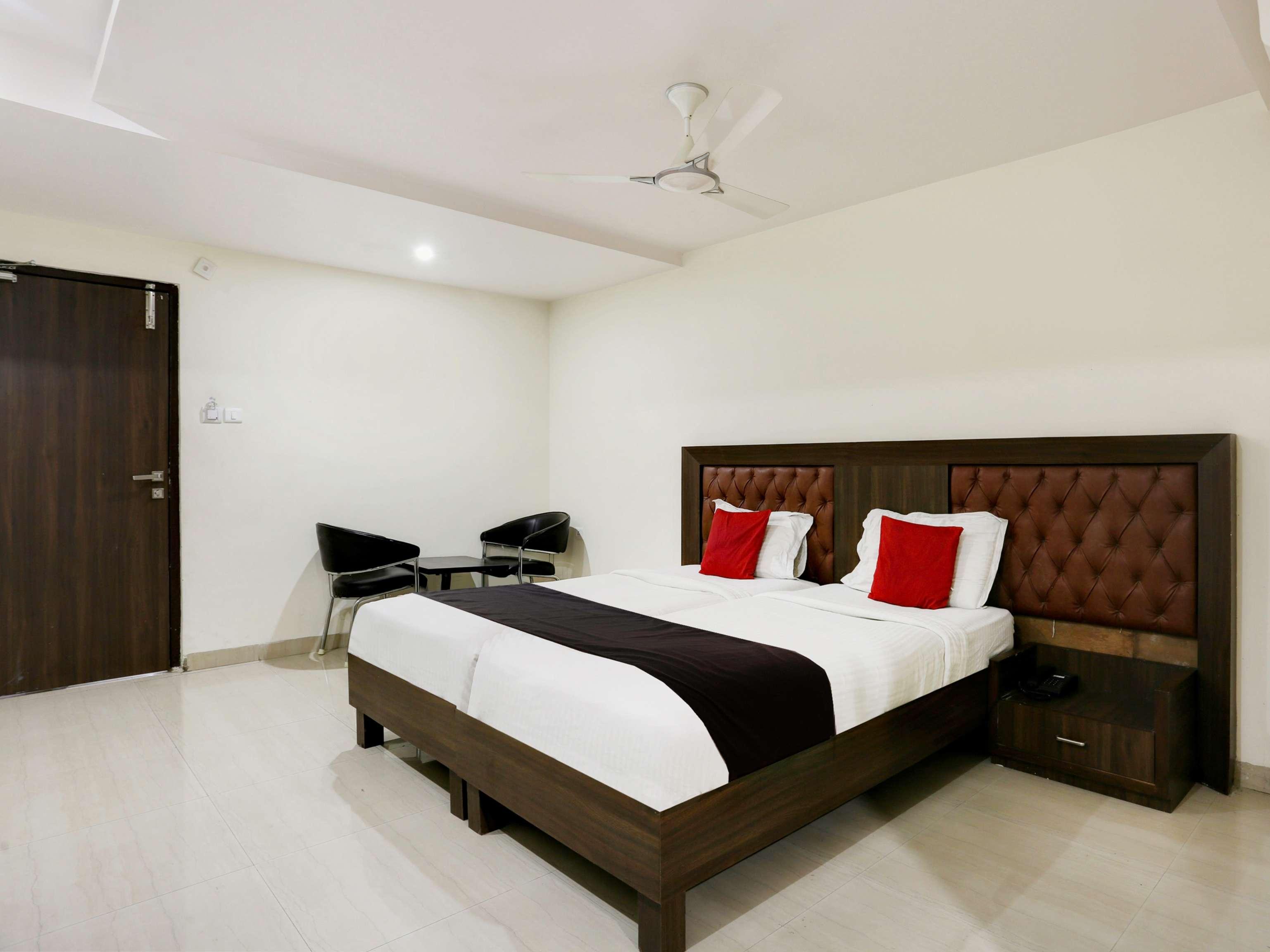 Townhouse Halcyon Deccan Inn Near Shilparamam Kondapur  Екстериор снимка