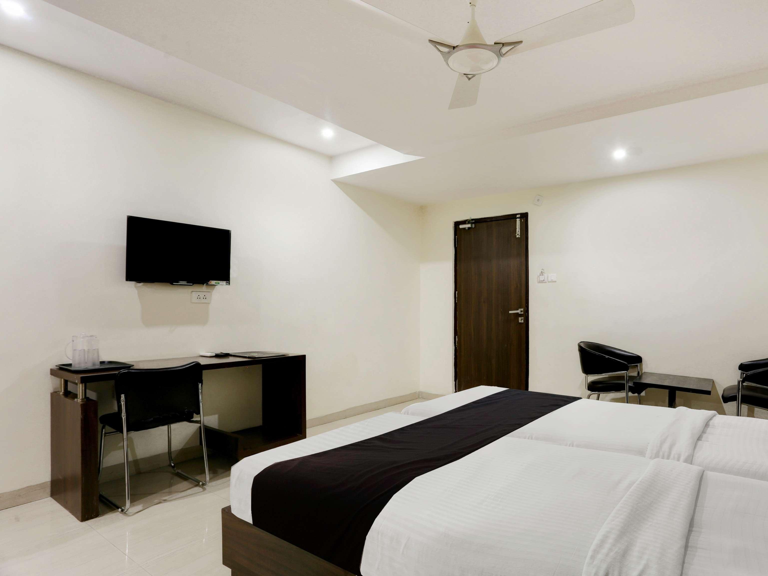 Townhouse Halcyon Deccan Inn Near Shilparamam Kondapur  Екстериор снимка