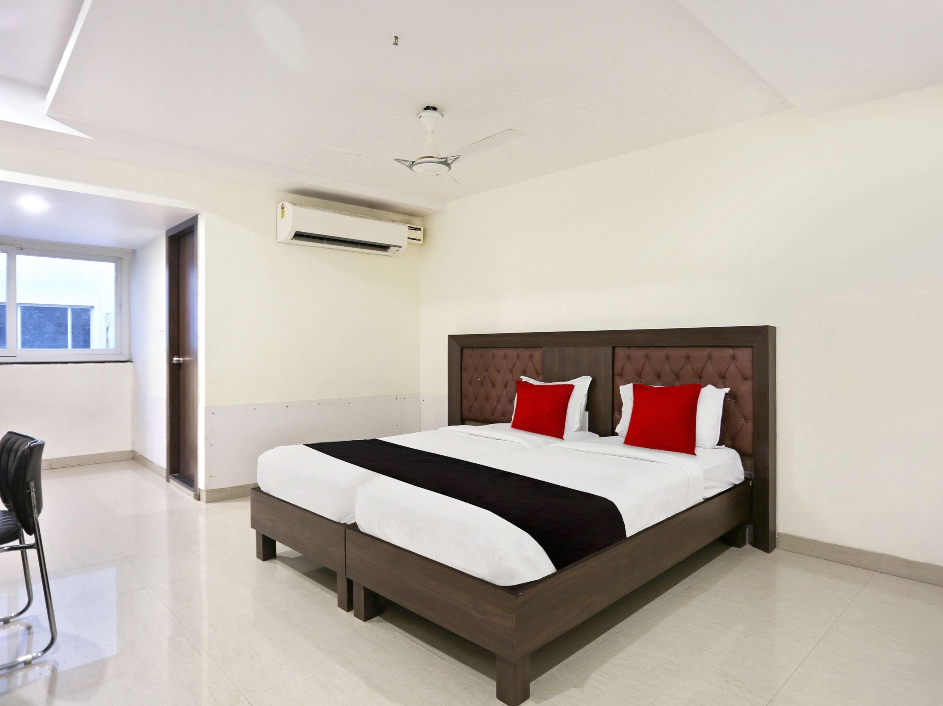 Townhouse Halcyon Deccan Inn Near Shilparamam Kondapur  Екстериор снимка