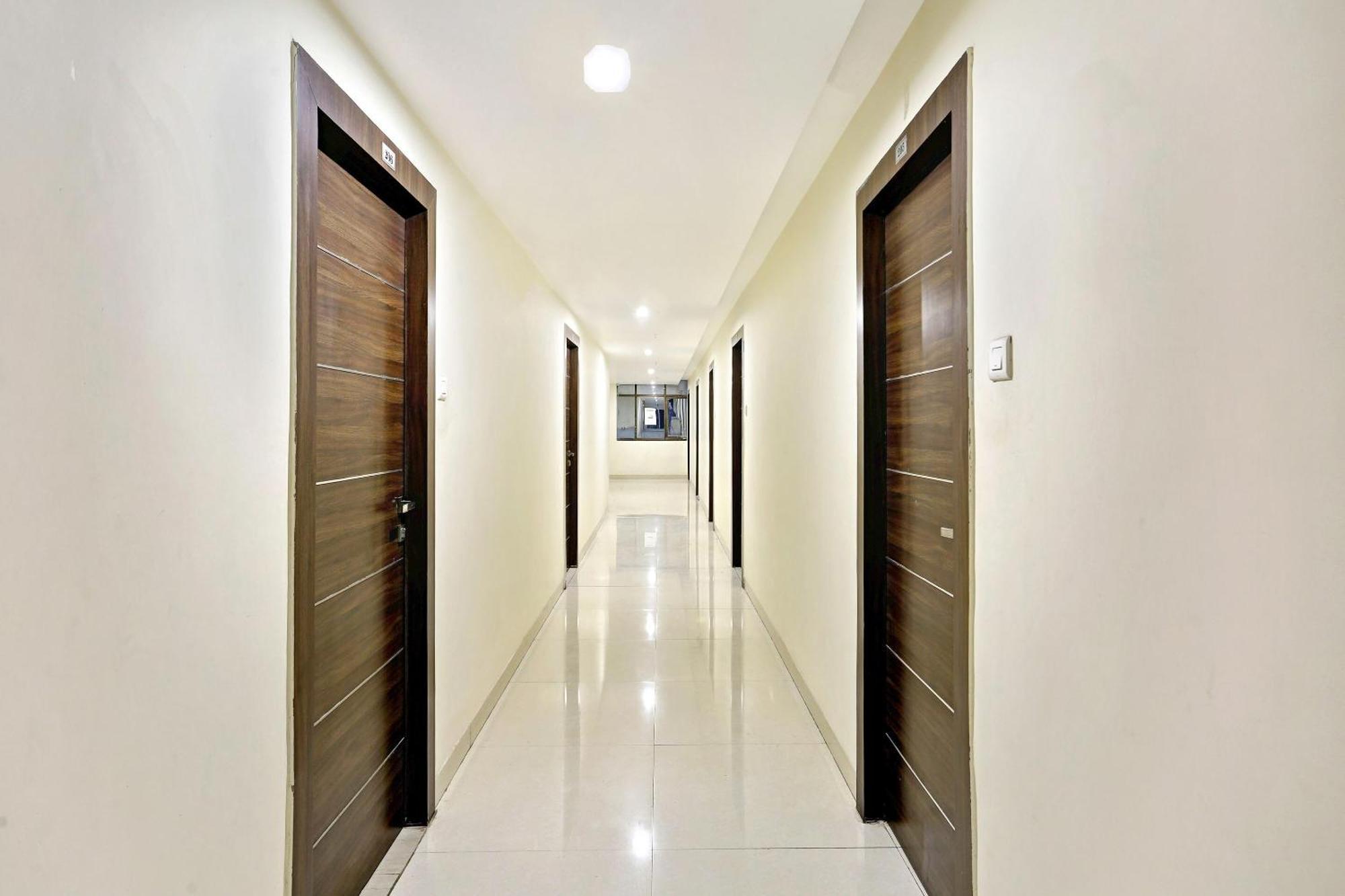 Townhouse Halcyon Deccan Inn Near Shilparamam Kondapur  Екстериор снимка