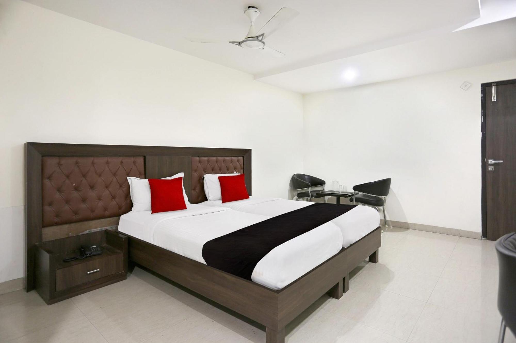 Townhouse Halcyon Deccan Inn Near Shilparamam Kondapur  Екстериор снимка