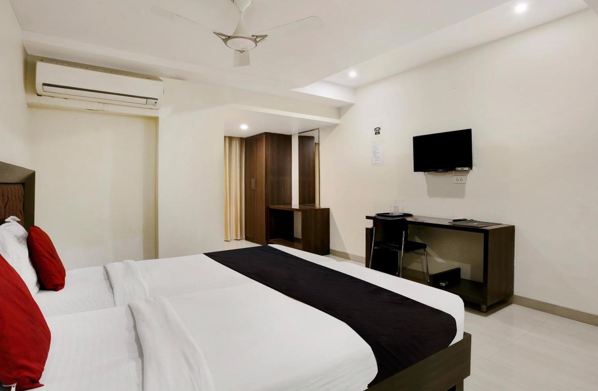 Townhouse Halcyon Deccan Inn Near Shilparamam Kondapur  Екстериор снимка