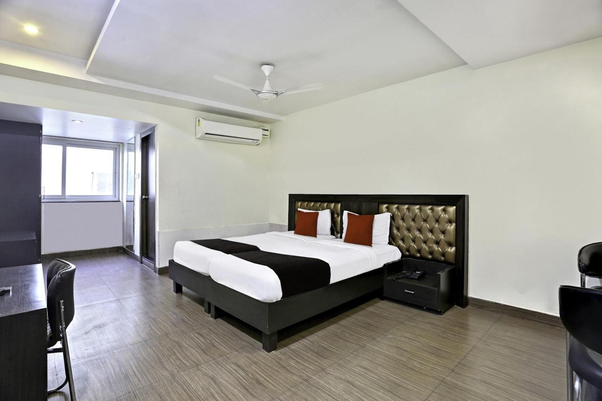 Townhouse Halcyon Deccan Inn Near Shilparamam Kondapur  Екстериор снимка