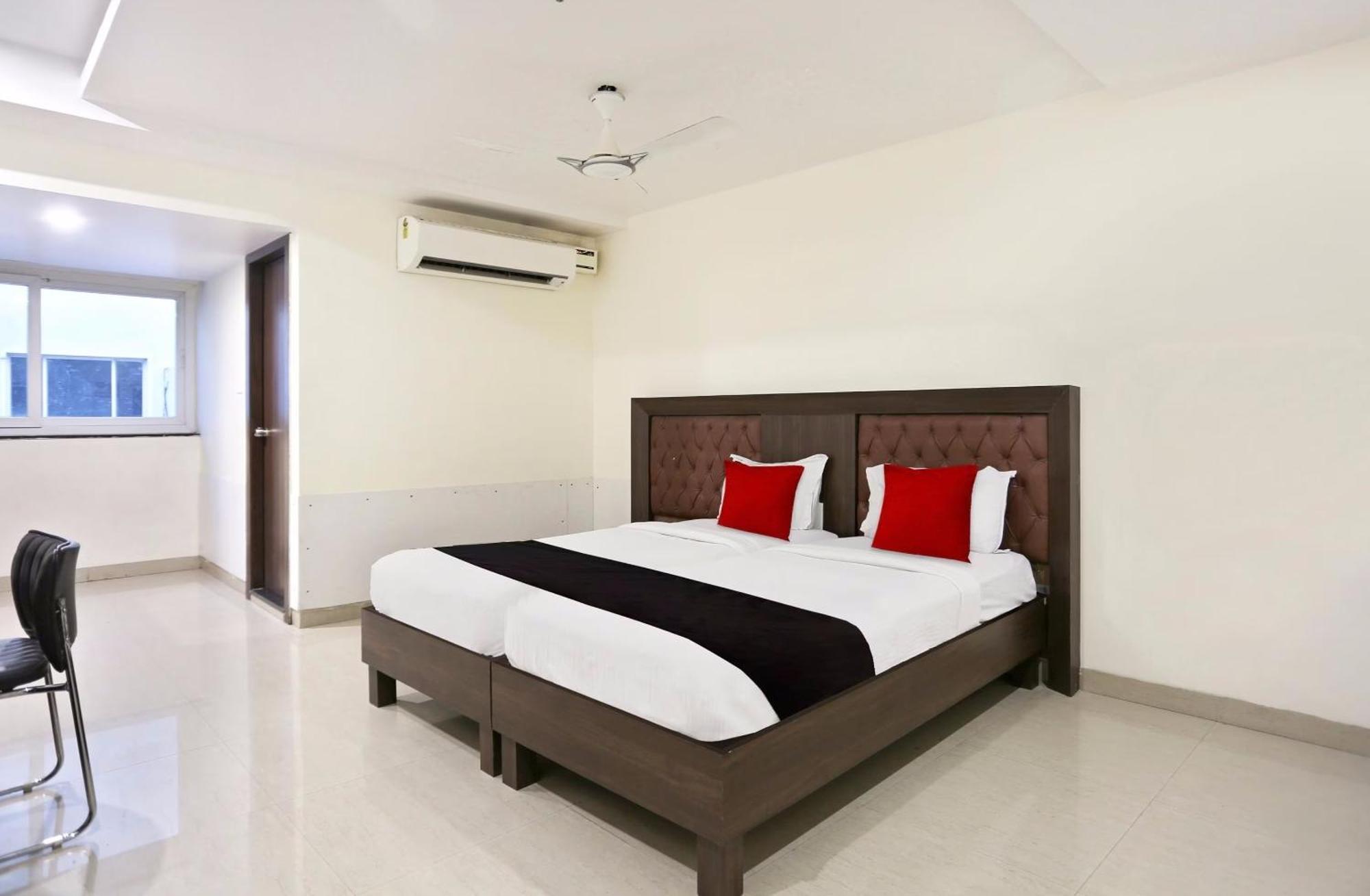 Townhouse Halcyon Deccan Inn Near Shilparamam Kondapur  Екстериор снимка