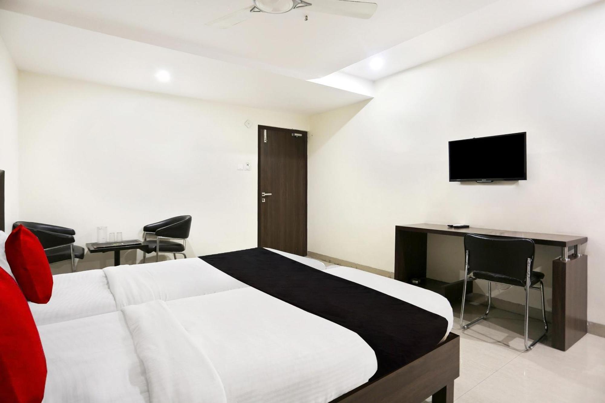 Townhouse Halcyon Deccan Inn Near Shilparamam Kondapur  Екстериор снимка