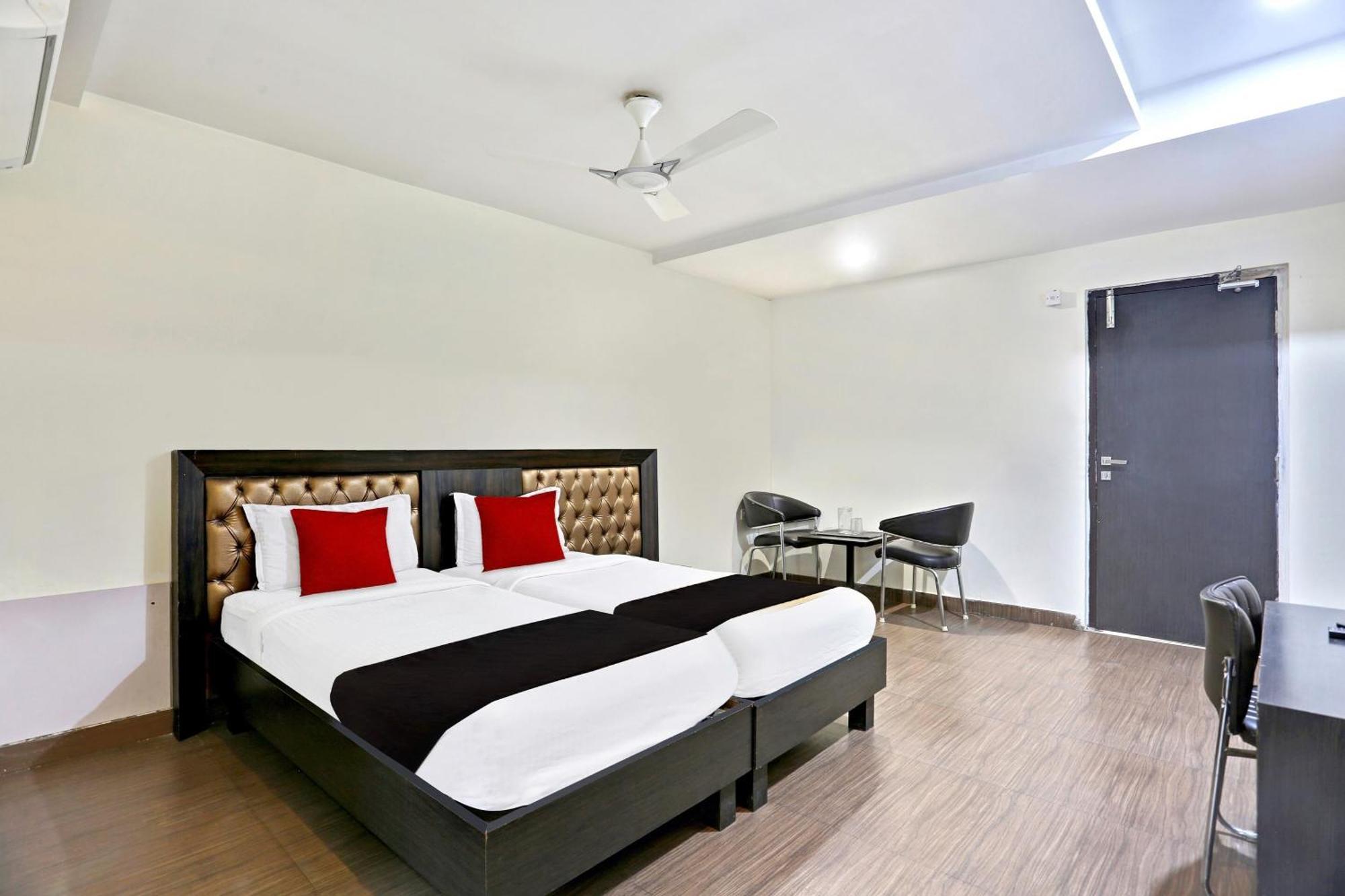 Townhouse Halcyon Deccan Inn Near Shilparamam Kondapur  Екстериор снимка