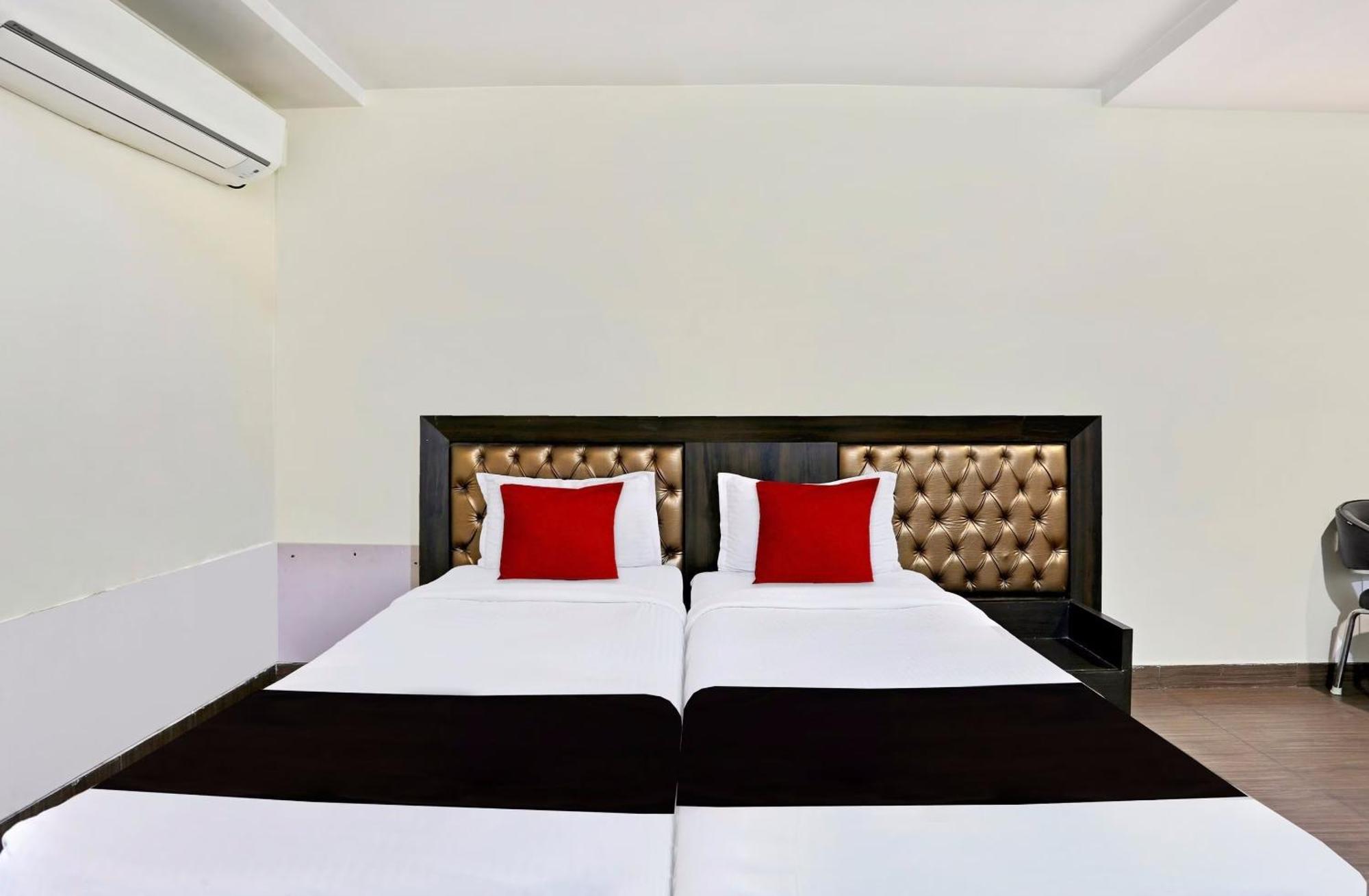 Townhouse Halcyon Deccan Inn Near Shilparamam Kondapur  Екстериор снимка