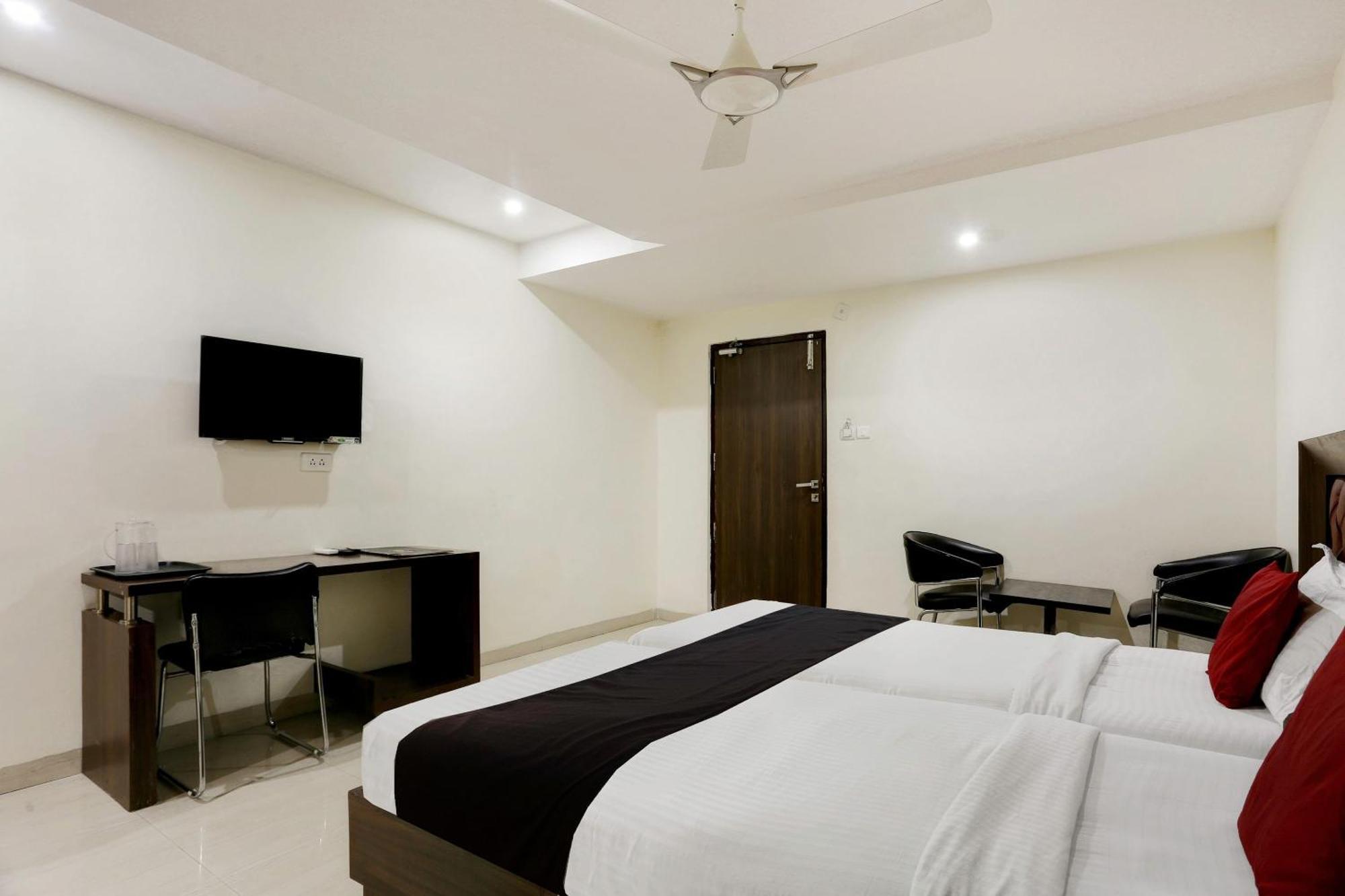 Townhouse Halcyon Deccan Inn Near Shilparamam Kondapur  Екстериор снимка