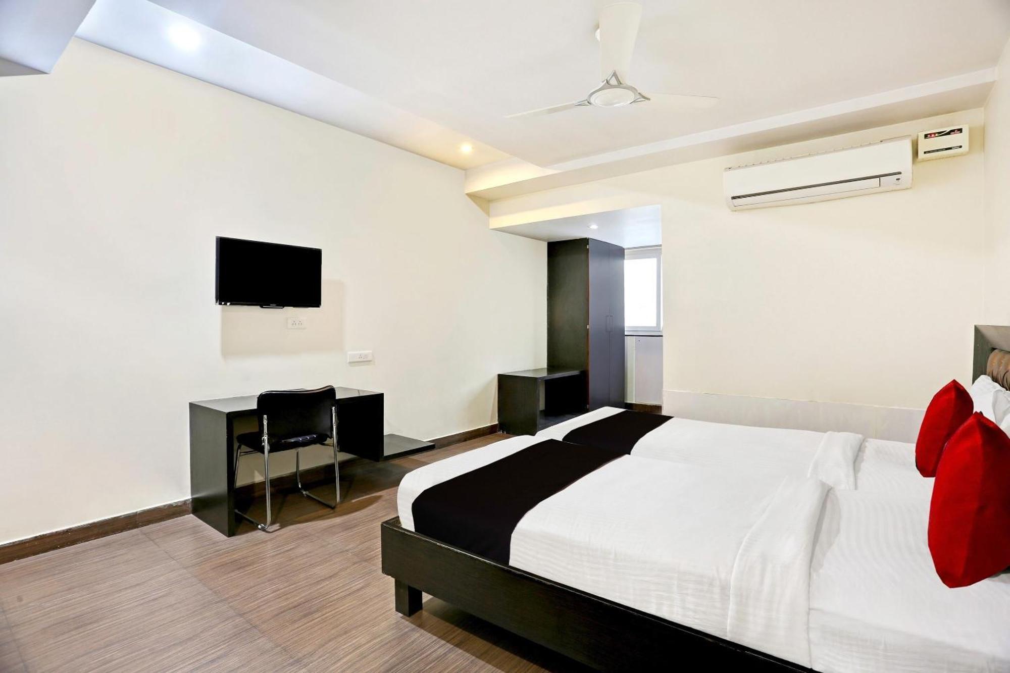 Townhouse Halcyon Deccan Inn Near Shilparamam Kondapur  Екстериор снимка