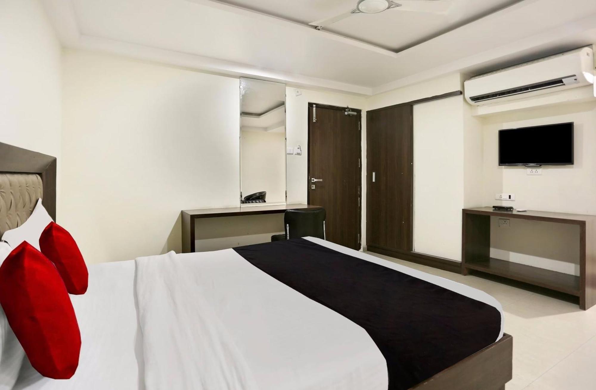 Townhouse Halcyon Deccan Inn Near Shilparamam Kondapur  Екстериор снимка