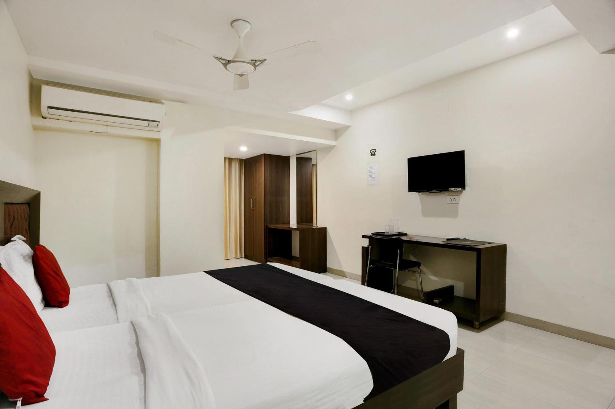 Townhouse Halcyon Deccan Inn Near Shilparamam Kondapur  Екстериор снимка
