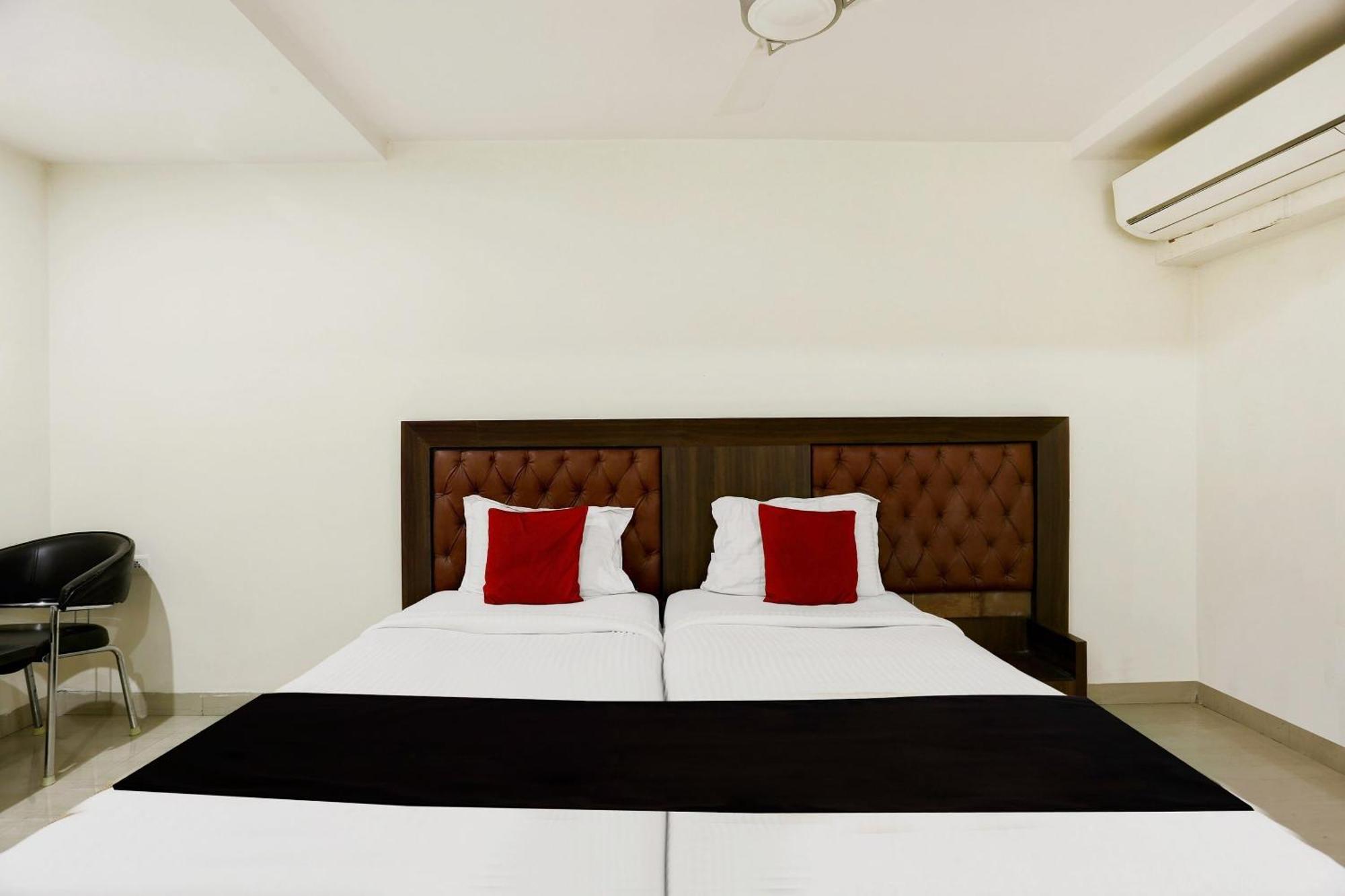 Townhouse Halcyon Deccan Inn Near Shilparamam Kondapur  Екстериор снимка