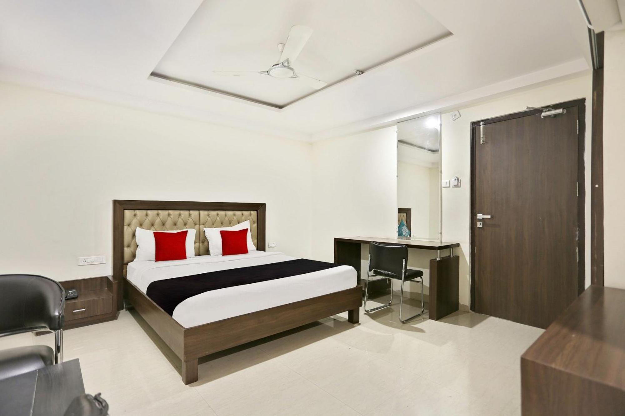Townhouse Halcyon Deccan Inn Near Shilparamam Kondapur  Екстериор снимка